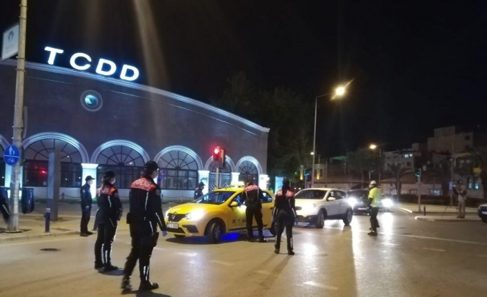 Sokağa çıkma yasağının ardından İzmir polisi denetimlerine devam etti
