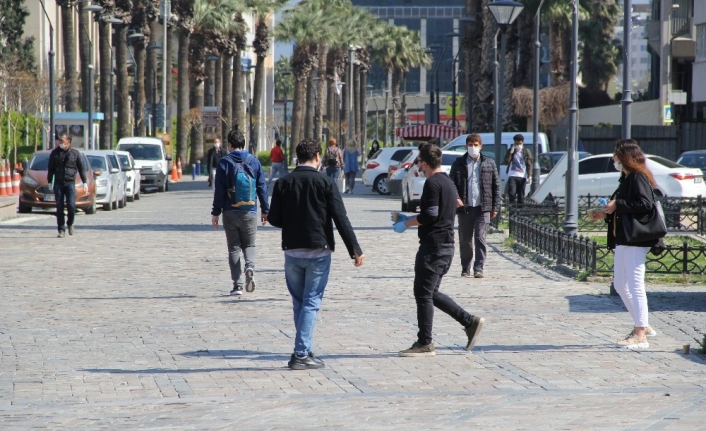 Sokağa çıkma yasağının sona ermesiyle İzmir hareketlendi