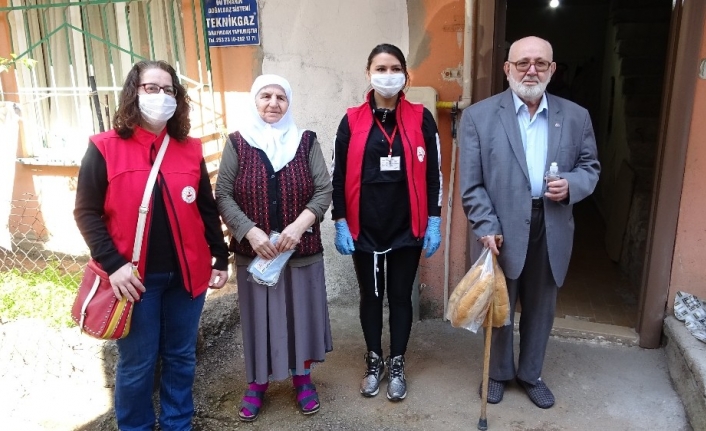 Sokak sokak gezip ihtiyacı olanların yardımına koşuyorlar