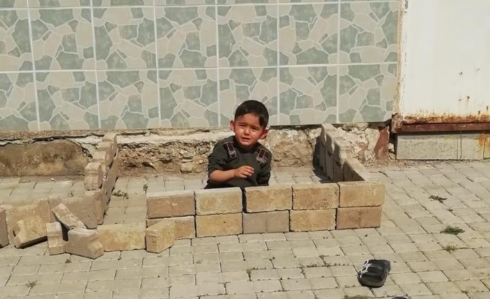 Sokakta oynarken polisleri görünce korkan çocuk, yaptığı eve böyle saklandı