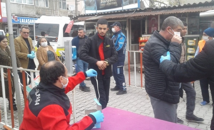 Zabıta ekipleri pazar yerine maskesiz girişlere izin vermedi