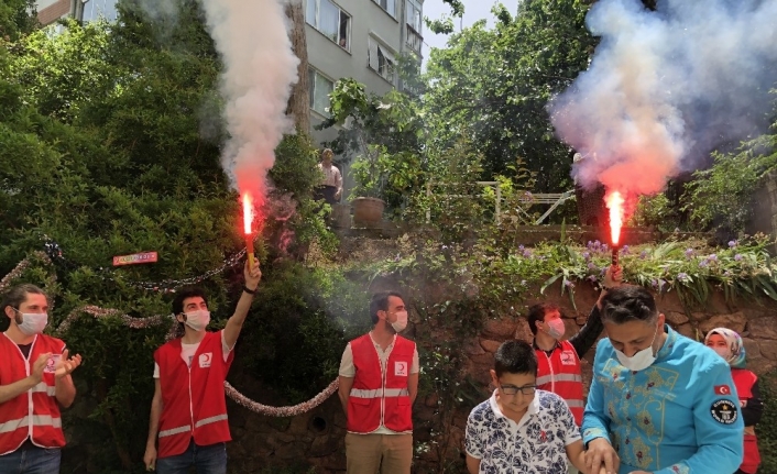 19 yaşına giren lowe sendromlu Turgay’a sürpriz doğum günü