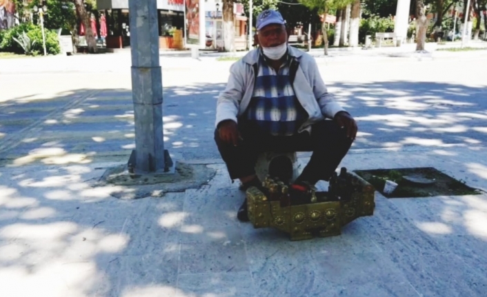 4 saatlik izinde ayakkabı boyamaya çıktı