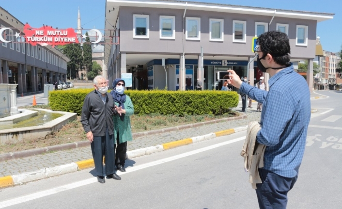 65 yaş üstü vatandaşlar sokakların tadını çıkardı