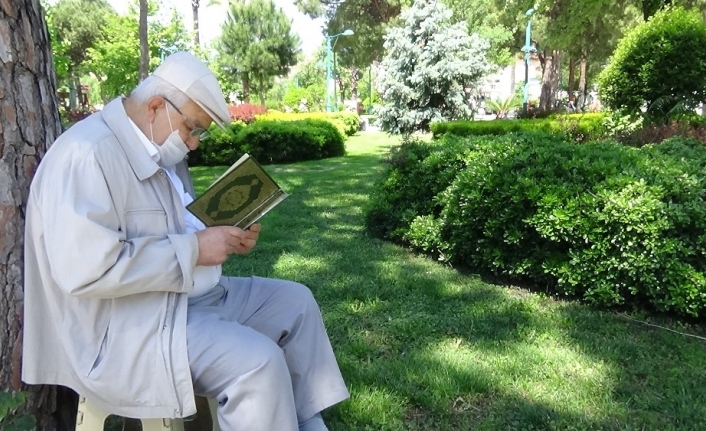 Açık havada kimi Kur’an okudu, kimi yürüyüş yaptı, kimi de dostları ile sohbet etti