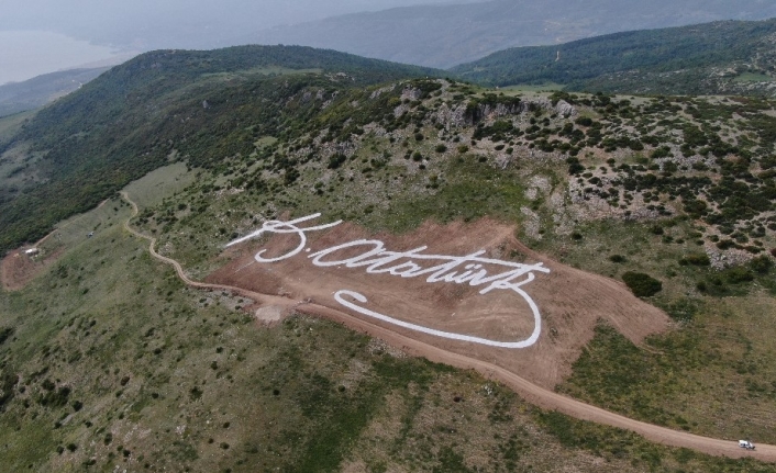 Atatürk’ün dev imzası Gemlik’in zirvesinde