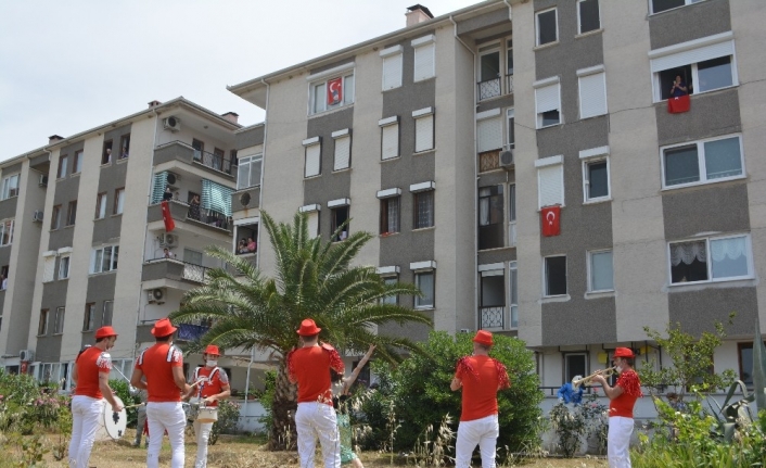 Ayvalık’ta evde kalan vatandaşlara özel animasyon ve bando coşkusu