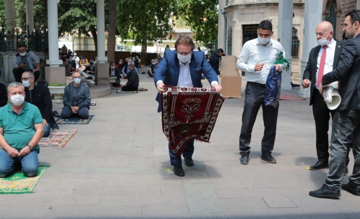 Balıkesir’de binler cuma namazı için saf tuttu