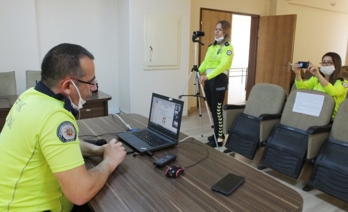 Balıkesir’de trafik polislerinden evde kalan öğrencilere online trafik eğitimi