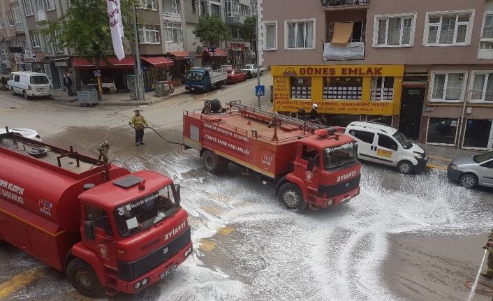 Bandırma caddelerine köpüklü bayram temizliği