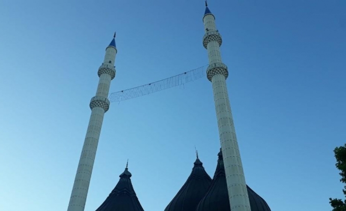 Bayramda boş kalan camilerin minarelerinden tekbir sesleri yükseldi