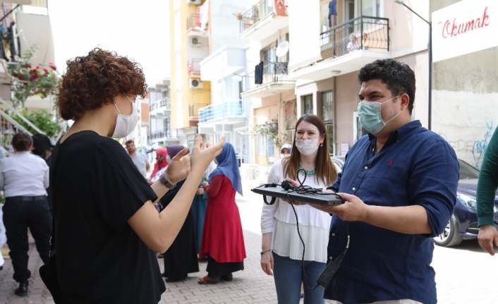 Belediye başkanı, üniversiteye hazırlanan öğrenciye kendi bilgisayarını verdi