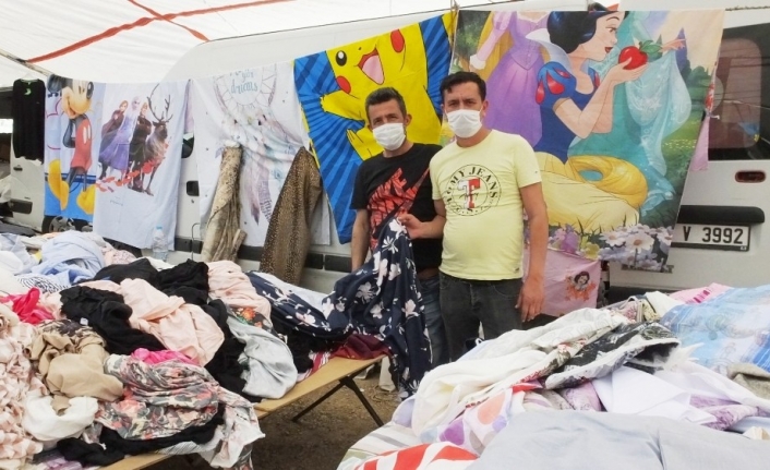 Burhaniye’de giyim pazarları açıldı, esnafın yüzü güldü