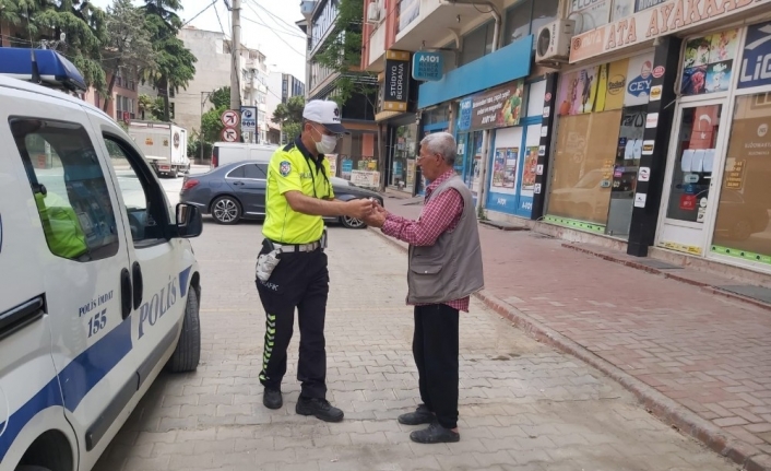 Burhaniye’de polis maske dağıttı