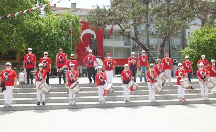 Burhaniyeli Öğretmen sırtında çocuğu ile halk bandosunda görev aldı