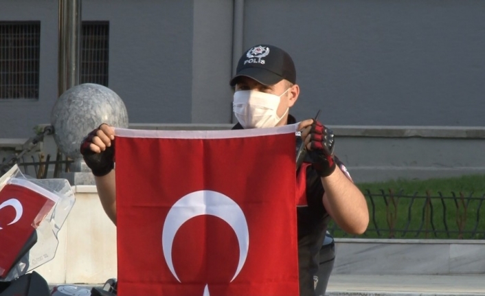 Bursa polisinden anlamlı kutlama