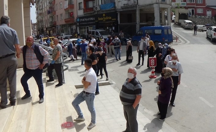 Bursa’da bayram öncesi banka önünde uzayan kuyruklar