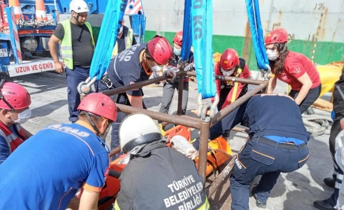 Çanakkale’de gemi ambarına düşen gemi adamı yaralandı
