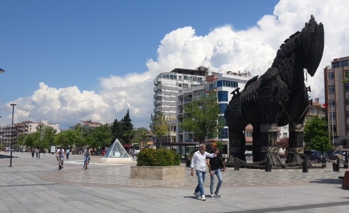 Çanakkale’de kordon boyu açıldı, sosyal mesafe ilk günden hiçe sayıldı