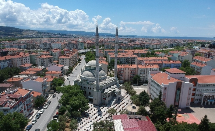 Çanakkale’de sosyal mesafeli ilk cuma namazı kılındı