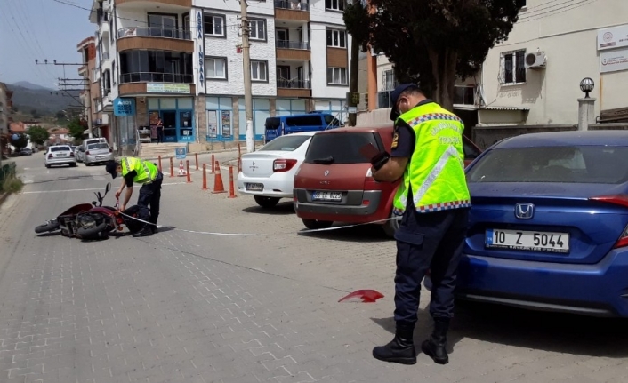 Edremit’te motosiklet park halindeki araca çarptı: 1 yaralı