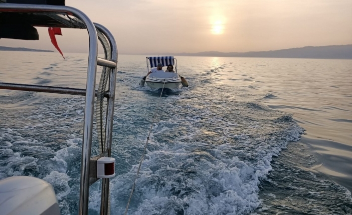 Ege Denizi’nde teknesi arızalanan çifti Sahil Güvenlik kurtardı