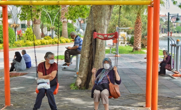 Erdek’te polis 65 yaş üstü vatandaşlara çiçek ve maske verdi