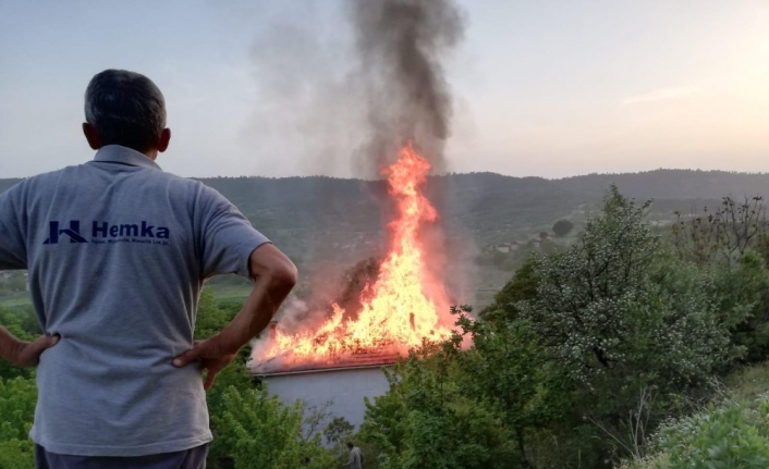 İftar vakti sıcak saatler...Gözleme yaparken evi yaktılar