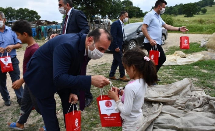 İzmir Balıkesirliler Derneğinden 400 çocuğa bayram hediyesi