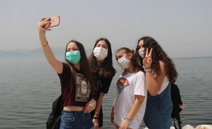 İzmir’de 20 yaş altı gençler kısıtlamaya verilen aranın keyfini çıkardı