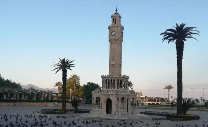 İzmir’de cadde ve meydanlar boş kaldı