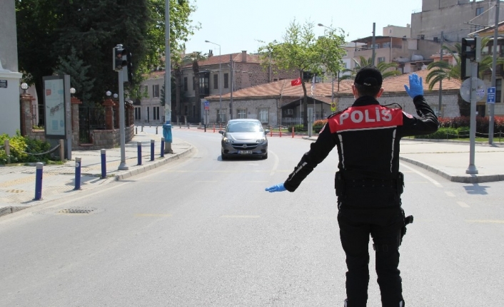 İzmir’de kısıtlama kurallarına uymayan bin 188 kişiye ceza kesildi