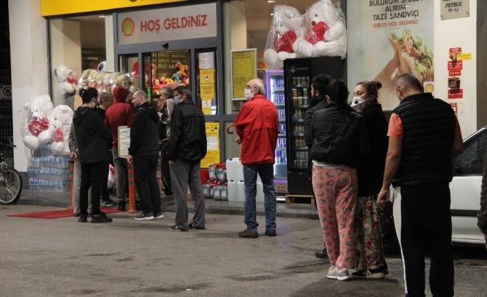 İzmir’de kısıtlama sonrası akaryakıt istasyonları marketlerinde uzun kuyruk