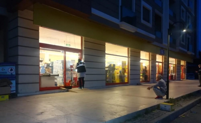 İzmir’de süpermarket zincirinden 4 dakikada 500 liralık hırsızlık