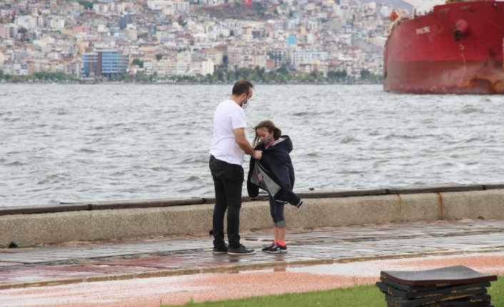 İzmir’de yağmur yağdı, çocuklar iznin keyfini çıkaramadı