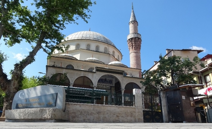 Kalacak yeri olmadığı için sığındığı camide mahsur kaldı