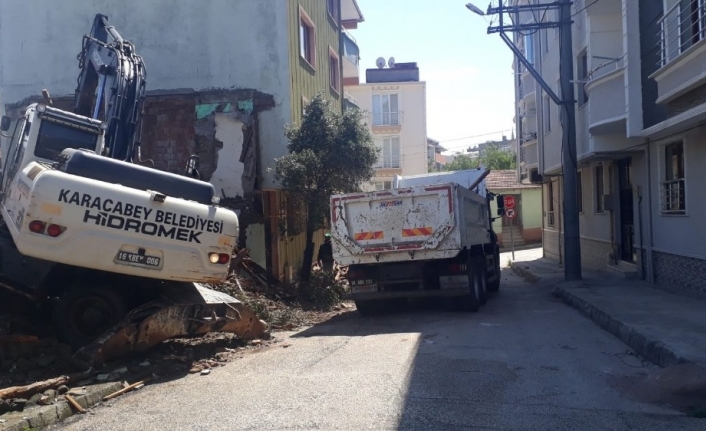 Karacabey’de yıkılan metruk binalar, otopark için fırsata dönüşüyor