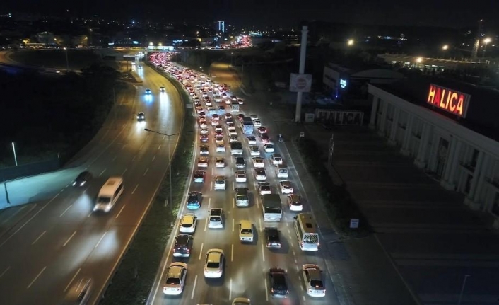 Kısıtlama bitti, kilometrelerce araç kuyruğu havadan böyle görüntülendi