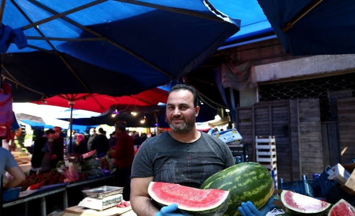 Kısıtlama öncesi cep yakan akşam pazarı