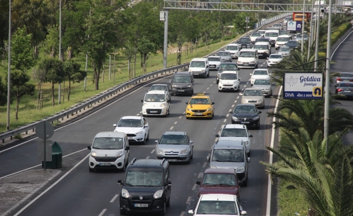 Kısıtlama sonrası ilk iş günü İzmir’de trafik yoğunluğu