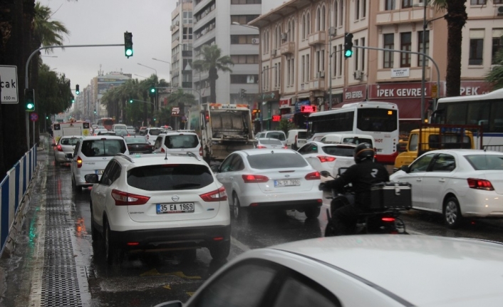 Kısıtlamanın ardından İzmir’de ilk iş gününde yoğun trafik