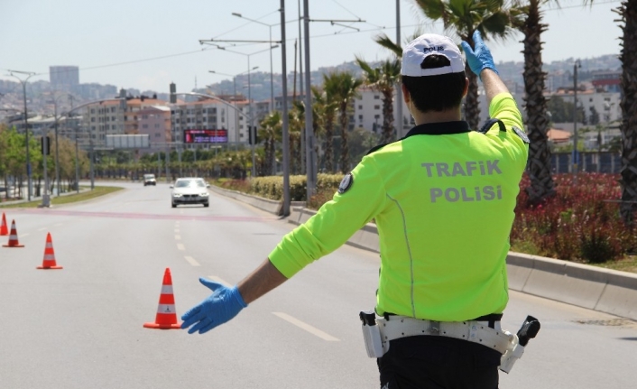 Kısıtlamanın ilk gününde İzmir polisi göz açtırmadı
