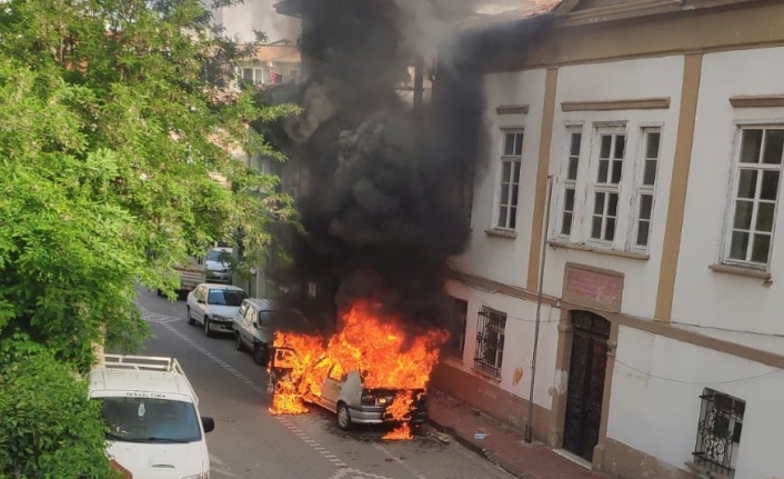 LPG’li otomobil alev topuna döndü...Patlama anları kamerada