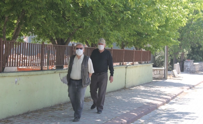 Manyas’ta yaşlılar sokağın tadını çıkardılar