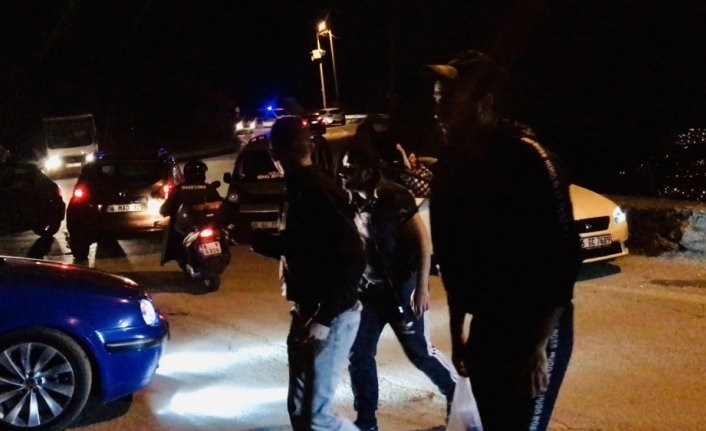 Manzaralı  sosyal mesafeye uymadılar, polis gelince böyle kaçtılar