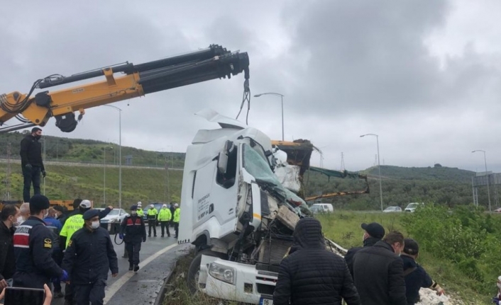 Mıcır yüklü kamyon devrildi, sürücüsü hayatını kaybetti