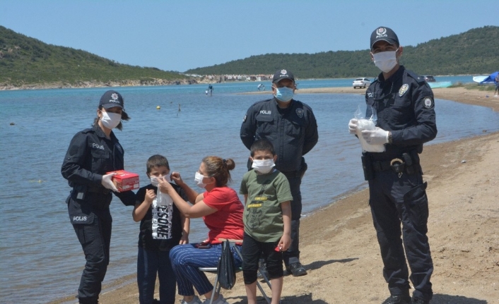Miniklere polis amca ve ablalardan çikolata ikramı