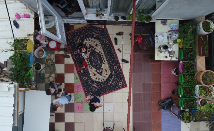 Bayramda evde kalan çocuklar teraslarından uçurtma uçurdu