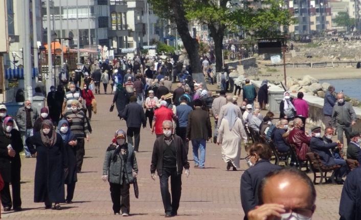 Bursa’da sahiller 65 yaş vatandaşlarla doldu taştı