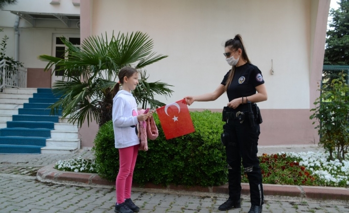 Polis, çocuklara moral verdi